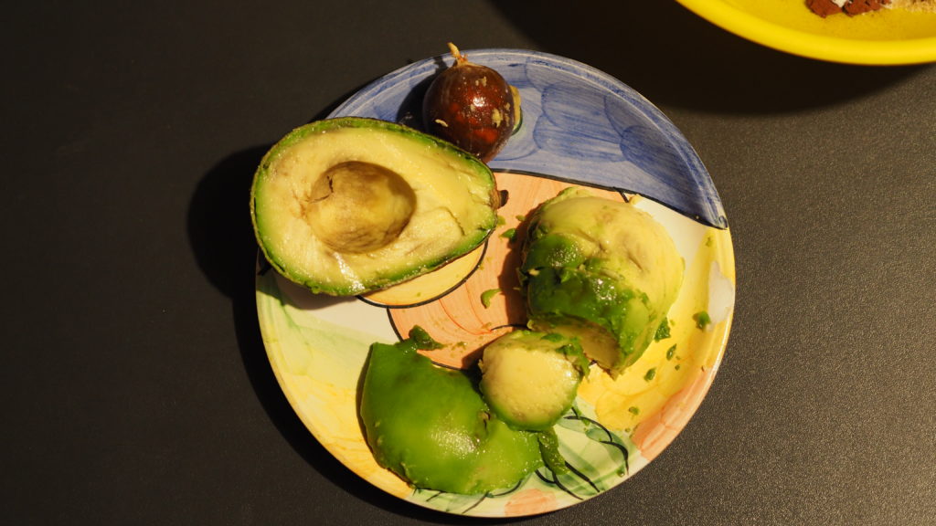 Sbucciate e tagliate l'avocado